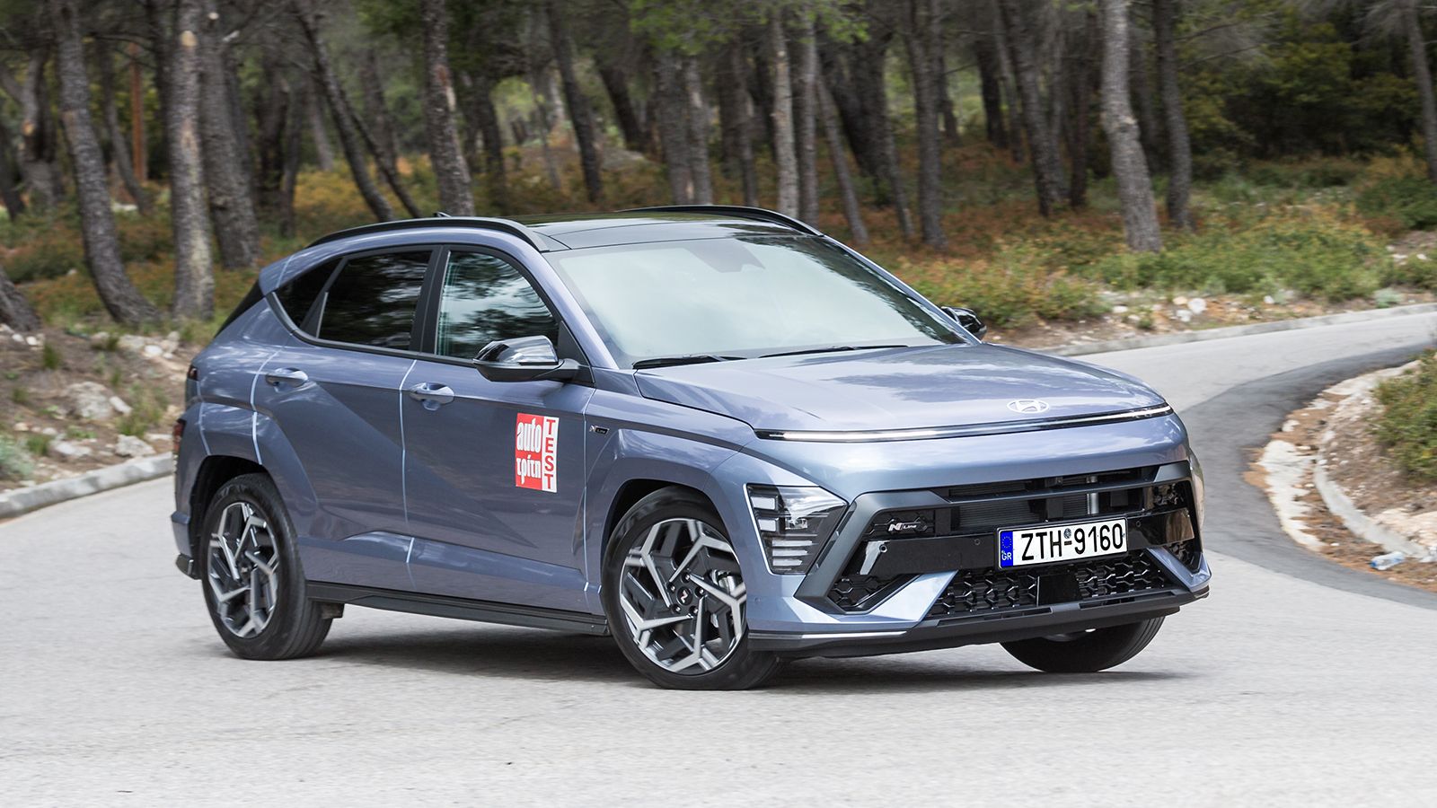 Το Hyundai Kona έχει συμβατικές εκδόσεις βενζίνης αλλά και υβριδικές, ενώ είναι το μόνο που έχει και ηλεκτρικές εκδόσεις.